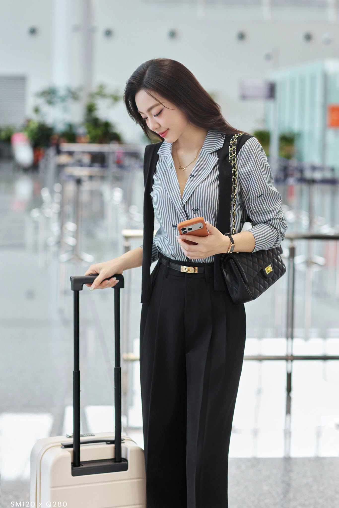 Sơ mi sọc kẻ đen điểm nơ thêu nhỏ xinh